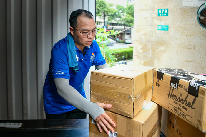 视觉｜热浪中坚守，微光暖申城——上海盛夏里的劳动赞歌